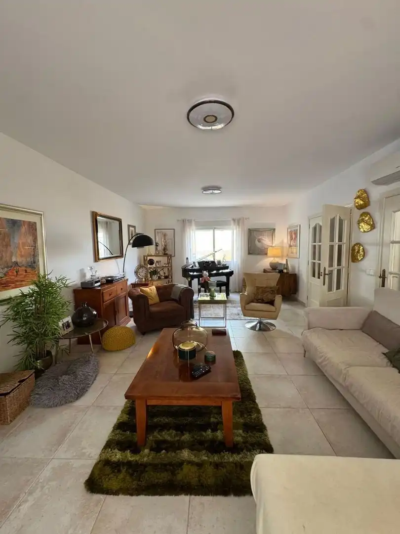 Sala d'estar de Casa o xalet en venda en L'Alfàs del Pi amb Aire condicionat, Jardí privat i Terrassa