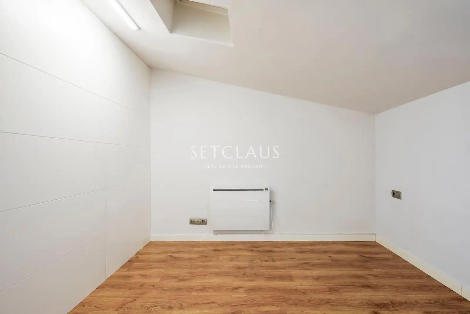 Bedroom of Attic for rent in Tiana  with Air Conditioner, Heating and Parquet flooring