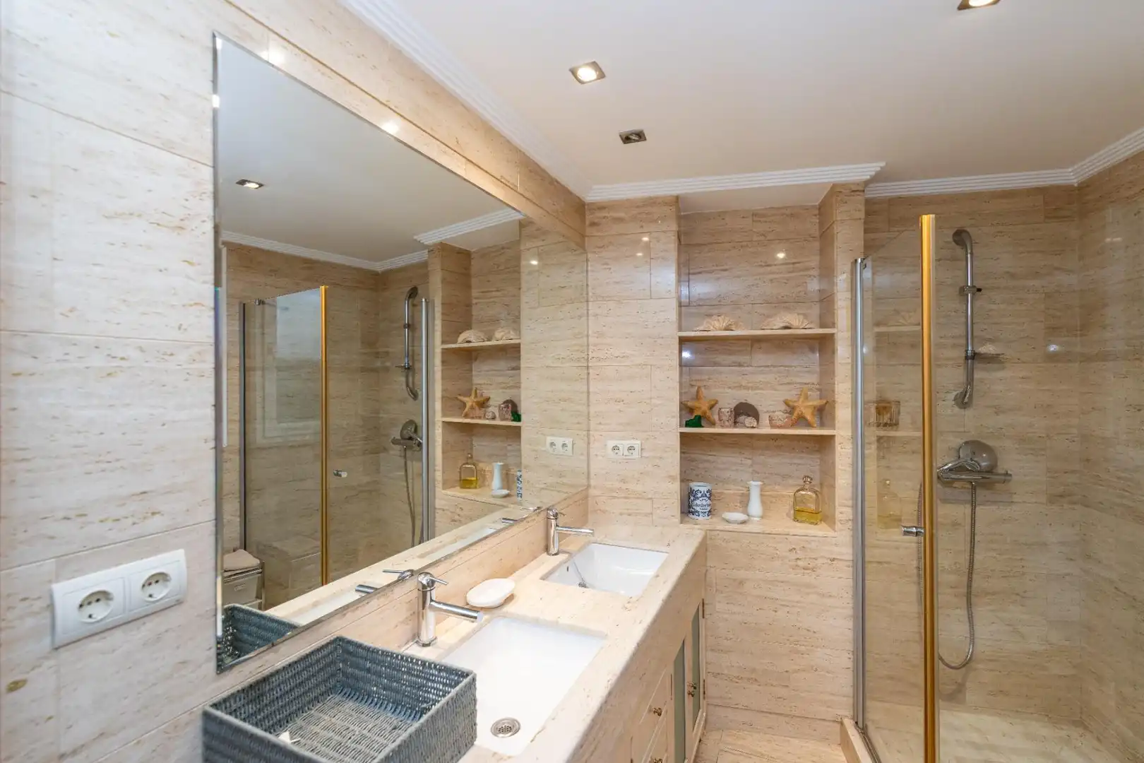Bathroom of Flat for rent in Granada  with Air Conditioner, Furnished and Balcony