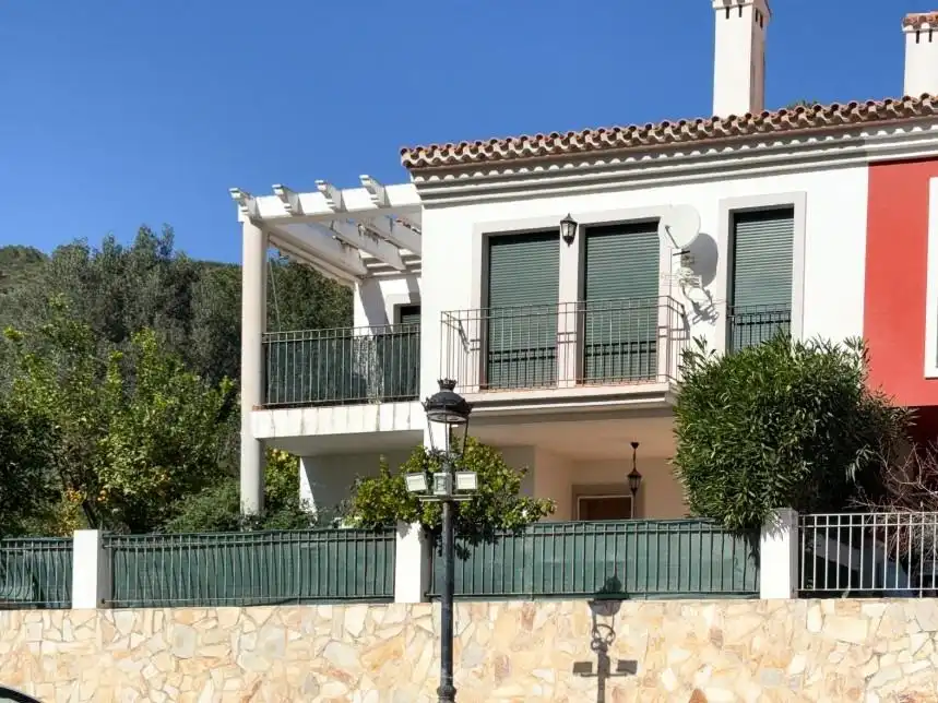 Außenansicht von Einfamilien-Reihenhaus zum Verkauf in Alcalalí mit Klimaanlage, Privatgarten und Terrasse