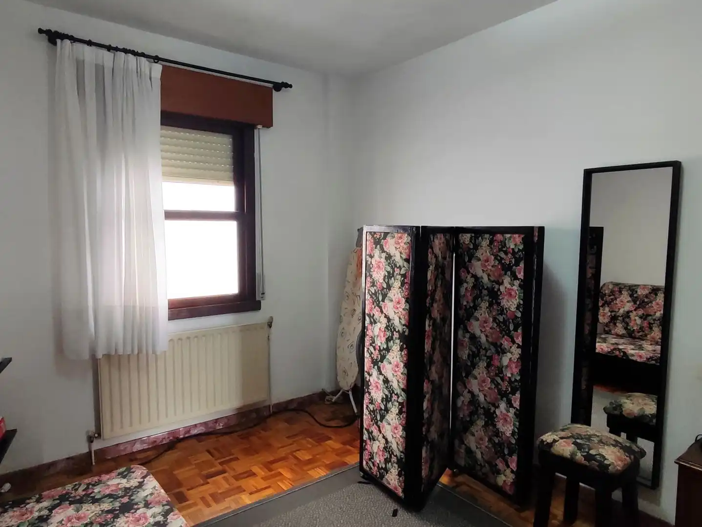 Dormitori de Casa o xalet en venda en Carral amb Jardí privat, Terrassa i Moblat