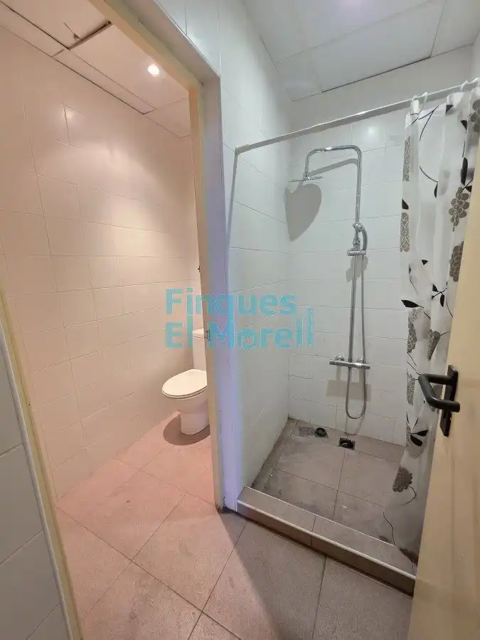 Badezimmer von Fabrikhallen zum Verkauf in Reus