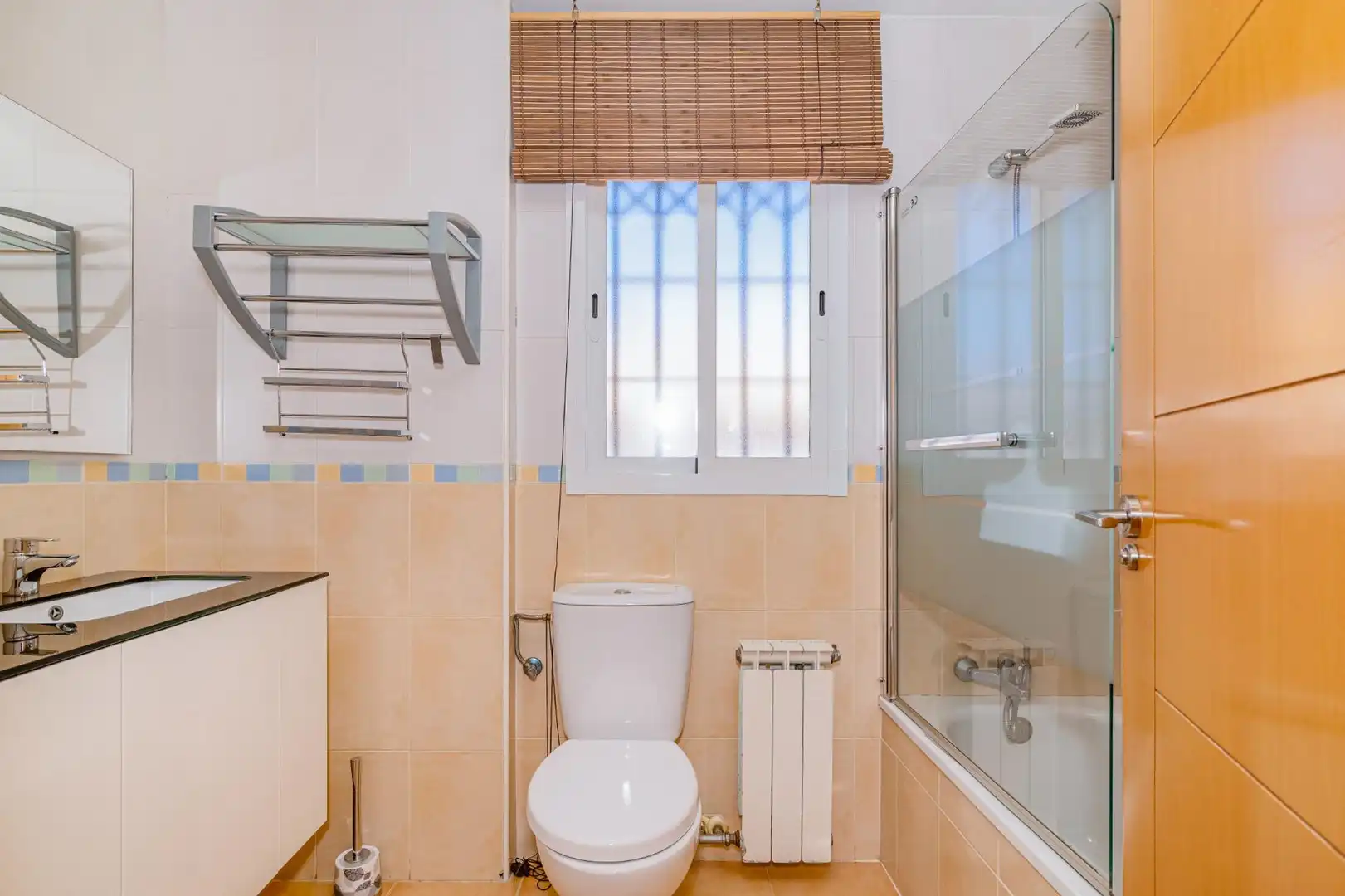 Casa aparellada amb terrassa en venda a Jun, imagen 24