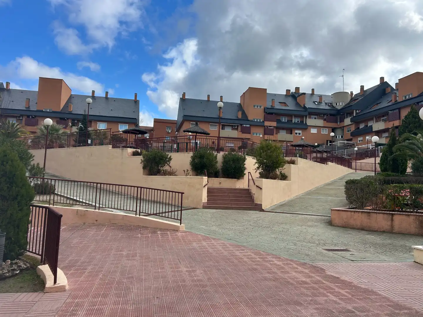 Vista exterior de Loft en venda en Villanueva del Pardillo amb Aire condicionat, Calefacció i Jardí privat