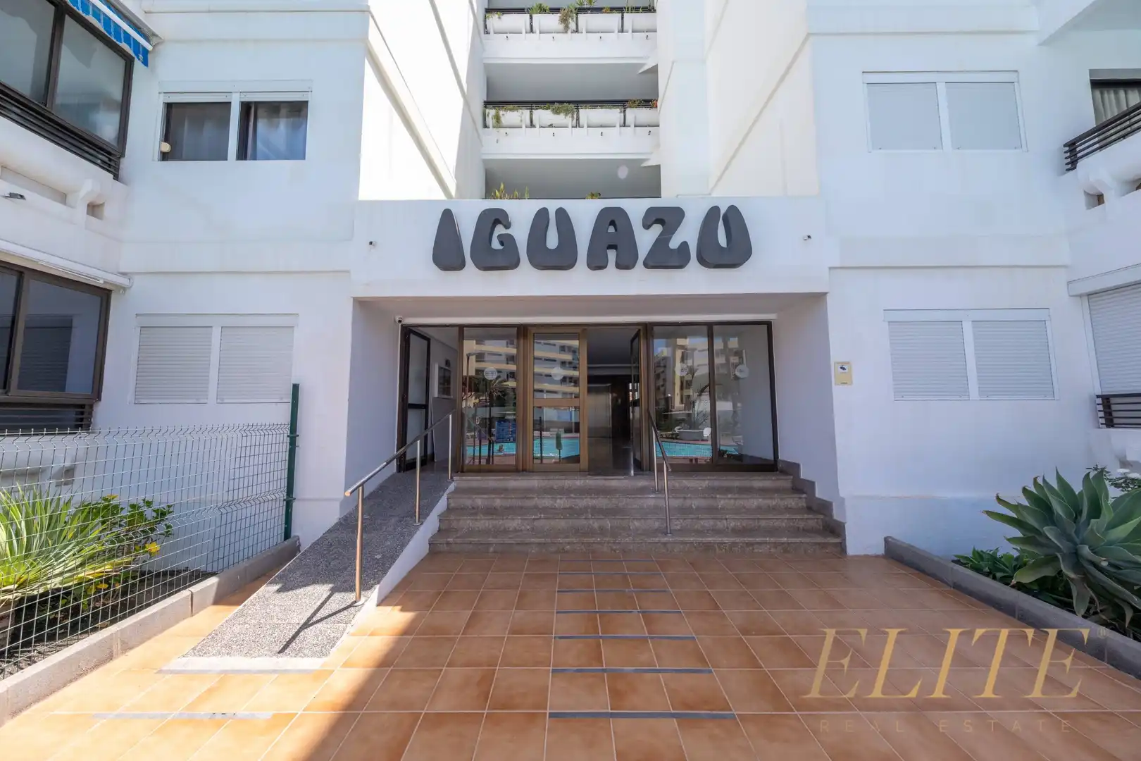 Vista exterior de Apartament en venda en San Bartolomé de Tirajana amb Aire condicionat, Jardí privat i Moblat