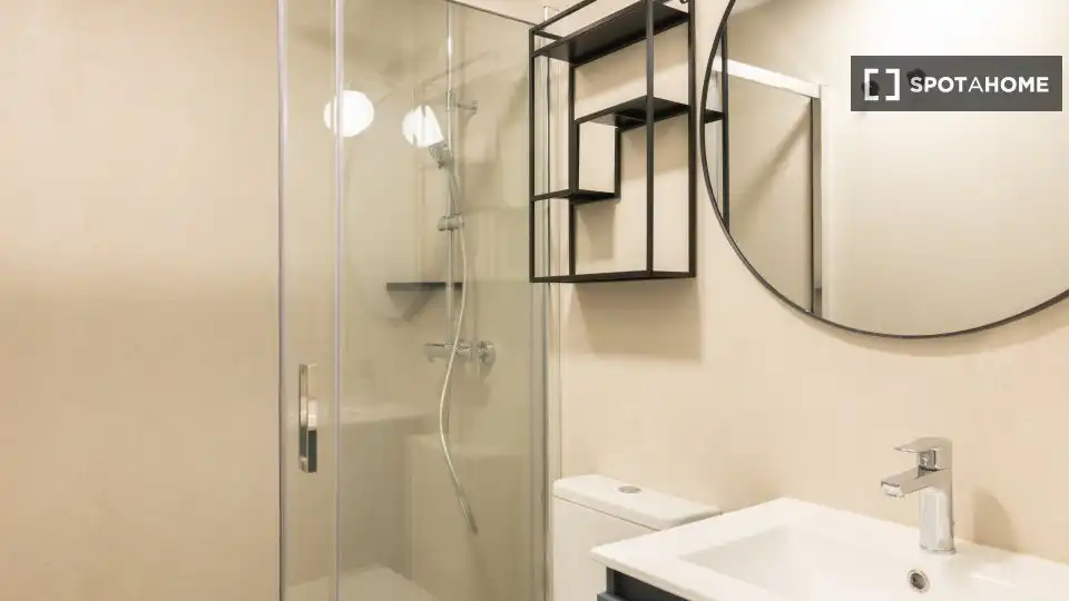 Bathroom of Flat for share in Valencia  with Air Conditioner, Heating and Terrace