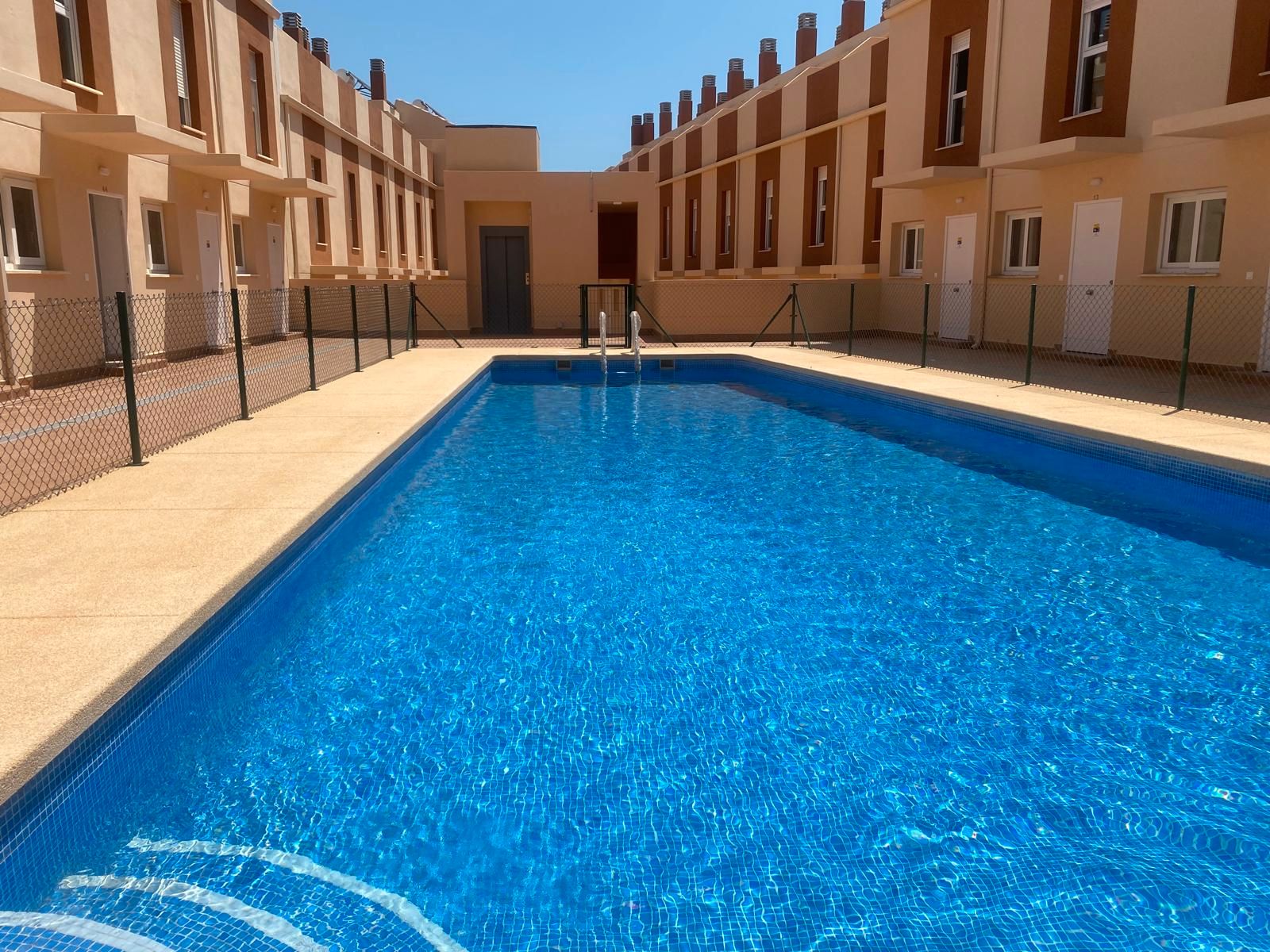Piscina de Casa adosada en venda en La Nucia amb Jardí privat, Balcó i Piscina comunitària