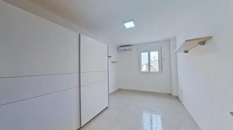 Schlafzimmer von Dachboden zum Verkauf in Cúllar Vega mit Terrasse und Balkon
