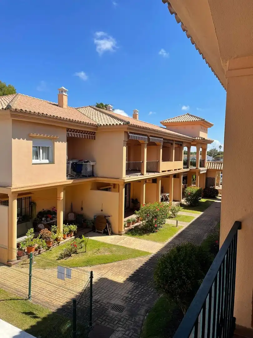 Vista exterior de Apartament en venda en Chiclana de la Frontera amb Jardí privat, Terrassa i Piscina comunitària