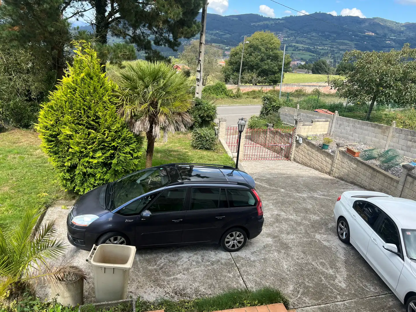 Aparcament de Casa o xalet en venda en Oviedo  amb Calefacció, Parquet i Terrassa