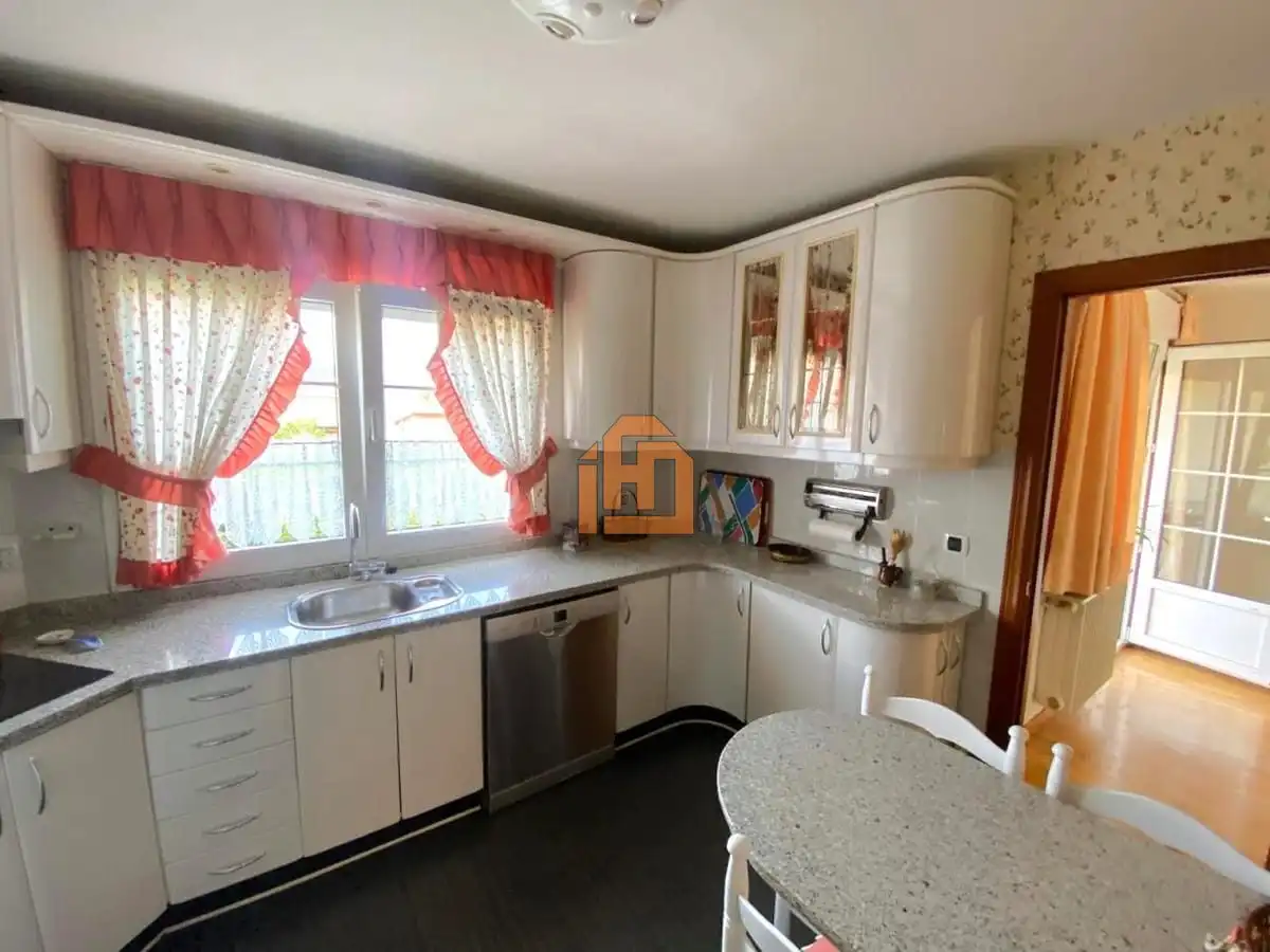 Kitchen of Houses for sale in Sariegos  with Heating and Parquet flooring