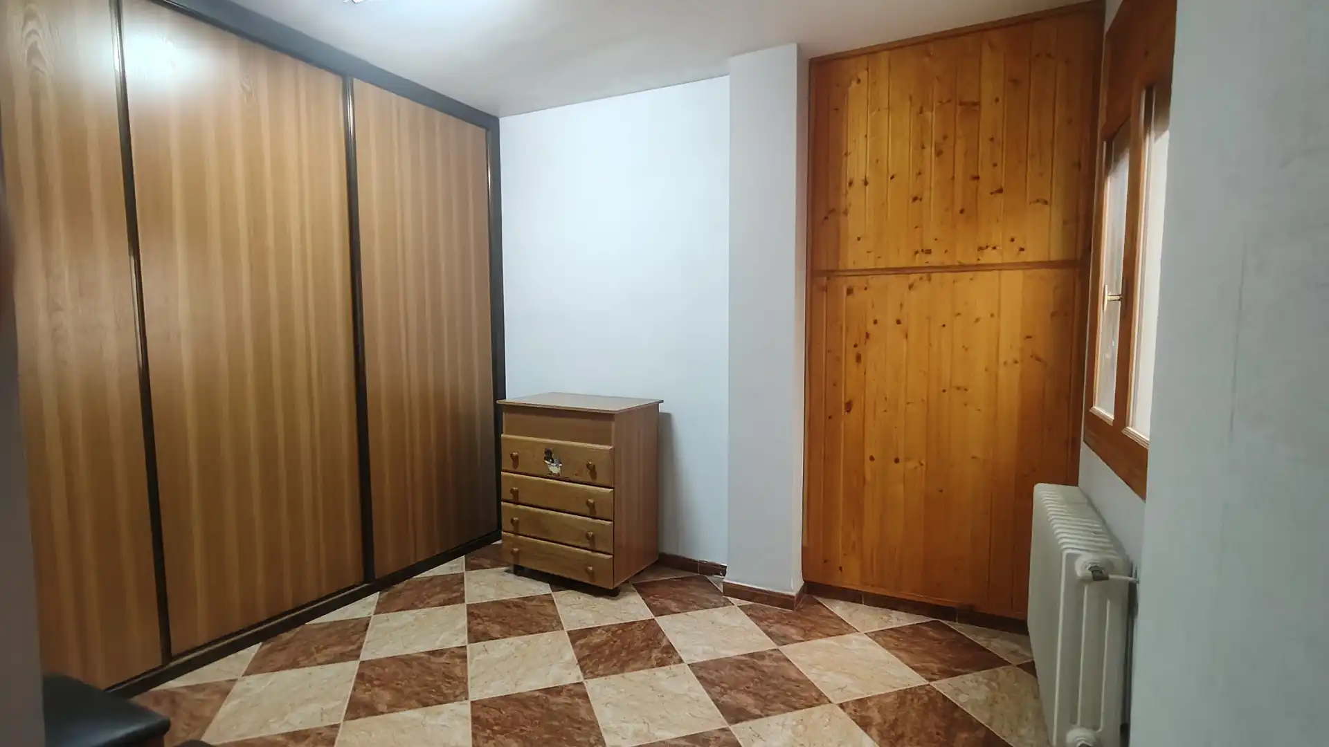 Dormitori de Casa o xalet en venda en Baza amb Calefacció i Moblat