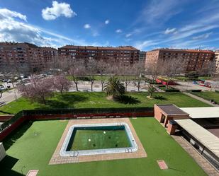 Vista exterior de Pis de lloguer en  Logroño amb Calefacció, Parquet i Piscina comunitària