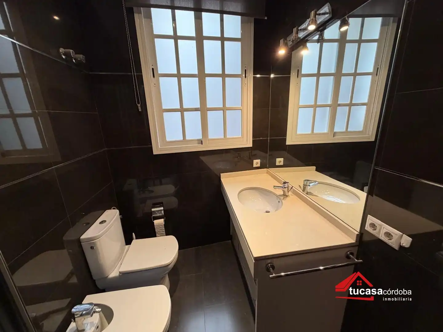 Baño de Piso en venta en Córdoba con Terraza, Trastero y Amueblado