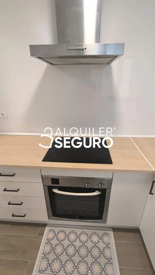 Cuina de Pis de lloguer en Sevilla amb Aire condicionat