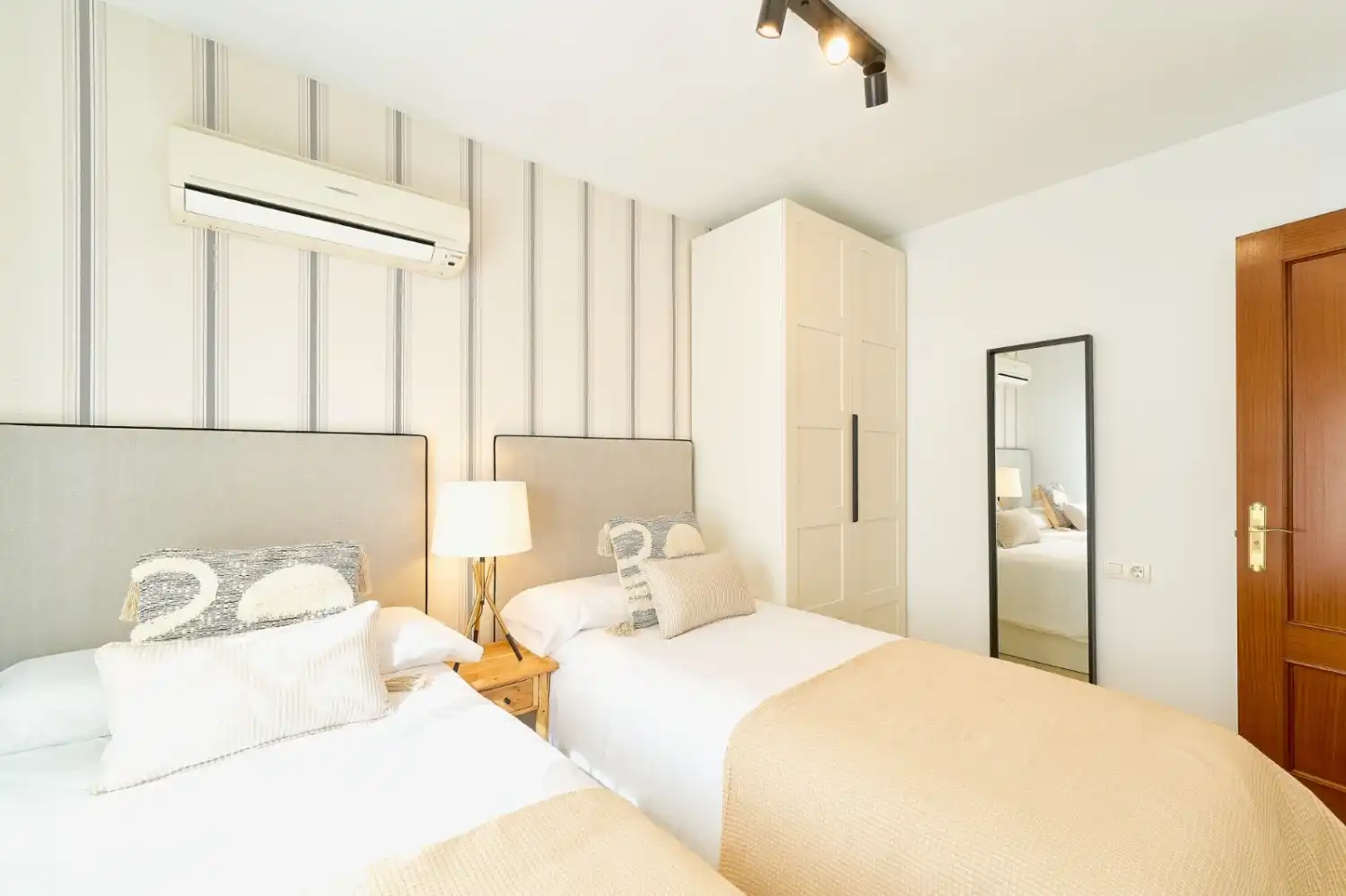 Bedroom of Flat for rent in Málaga  with Air Conditioner, Furnished and Washing machine