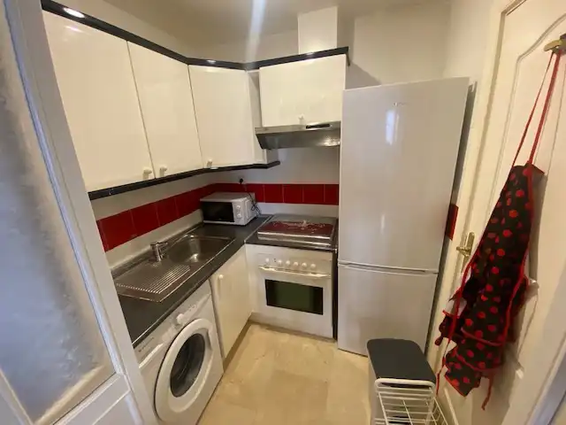Cuina de Apartament de lloguer en Sevilla amb Aire condicionat, Moblat i Forn