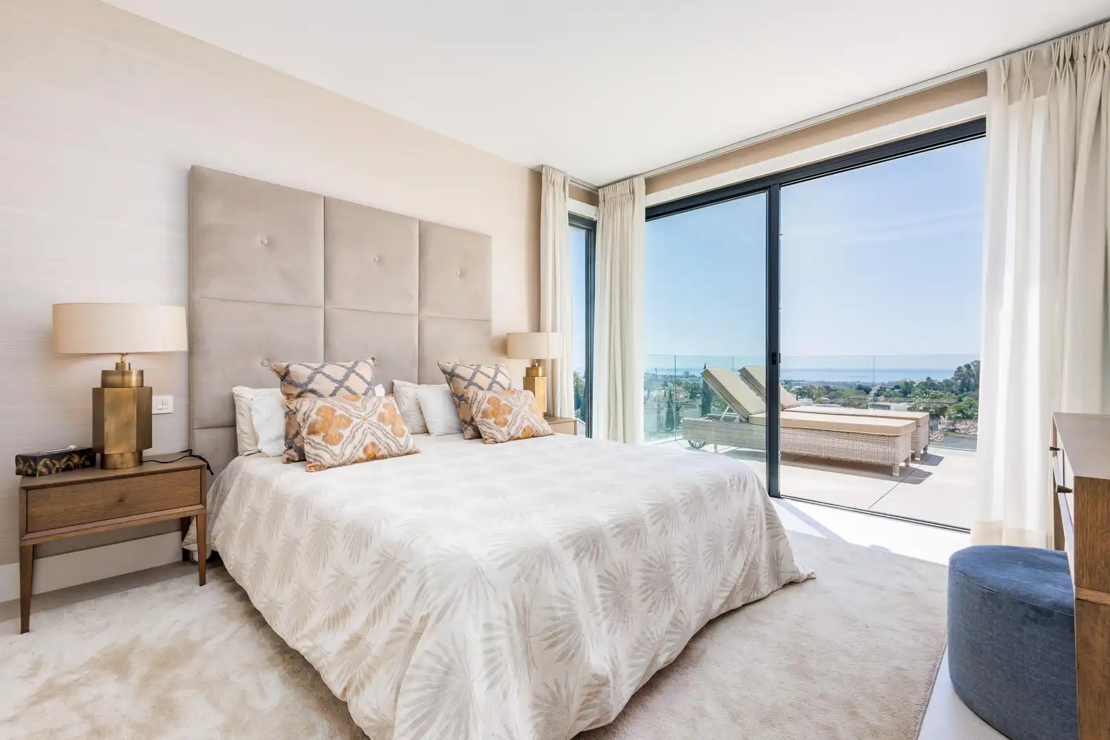 Habitación de Apartamento en venta en Benahavís con Aire acondicionado, Calefacción y Jardín privado