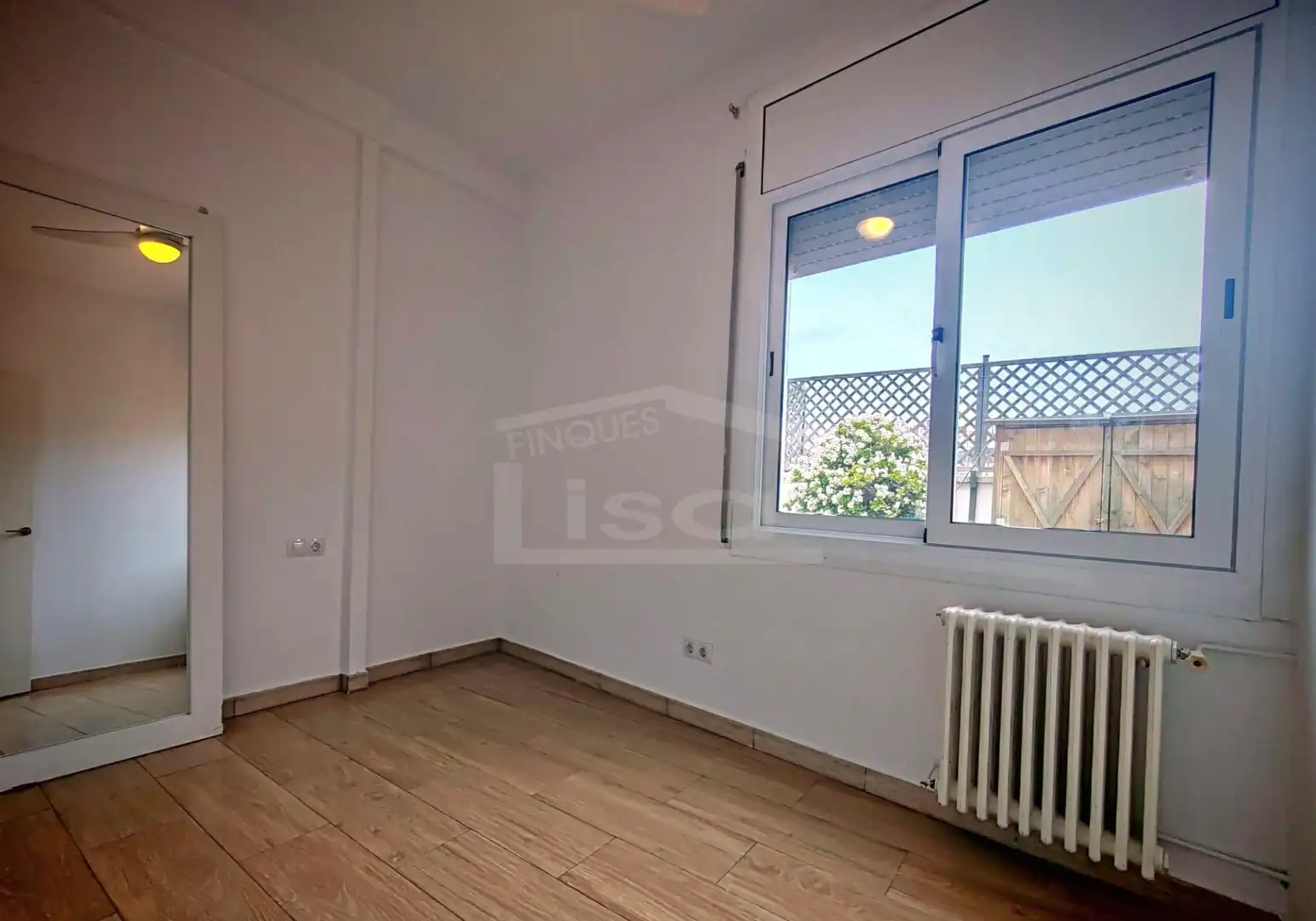 Schlafzimmer von Dachboden zum Verkauf in Barcelona mit Klimaanlage, Heizung und Parkett