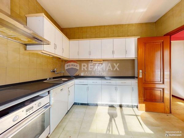 Cuina de Casa o xalet en venda en Vigo  amb Calefacció, Jardí privat i Terrassa