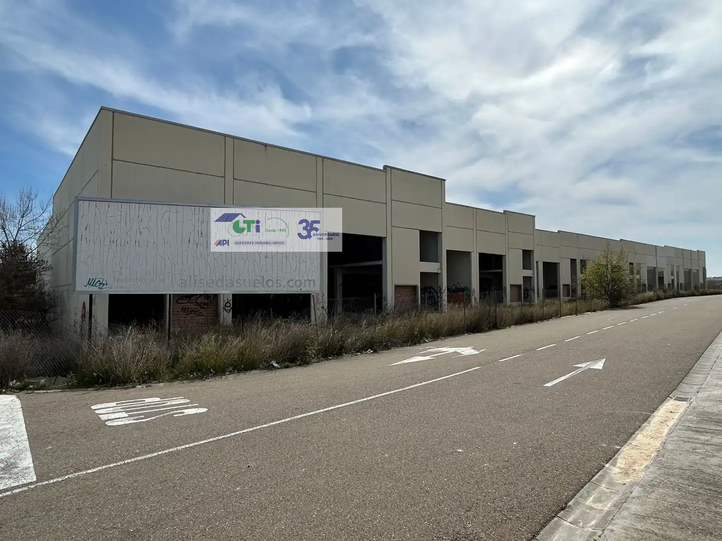 Außenansicht von Fabrikhallen zum Verkauf in Zaragoza