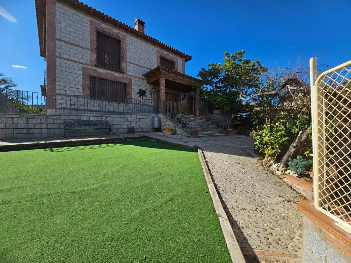 Vista exterior de Casa o xalet en venda en Navahermosa amb Aire condicionat, Piscina i Balcó