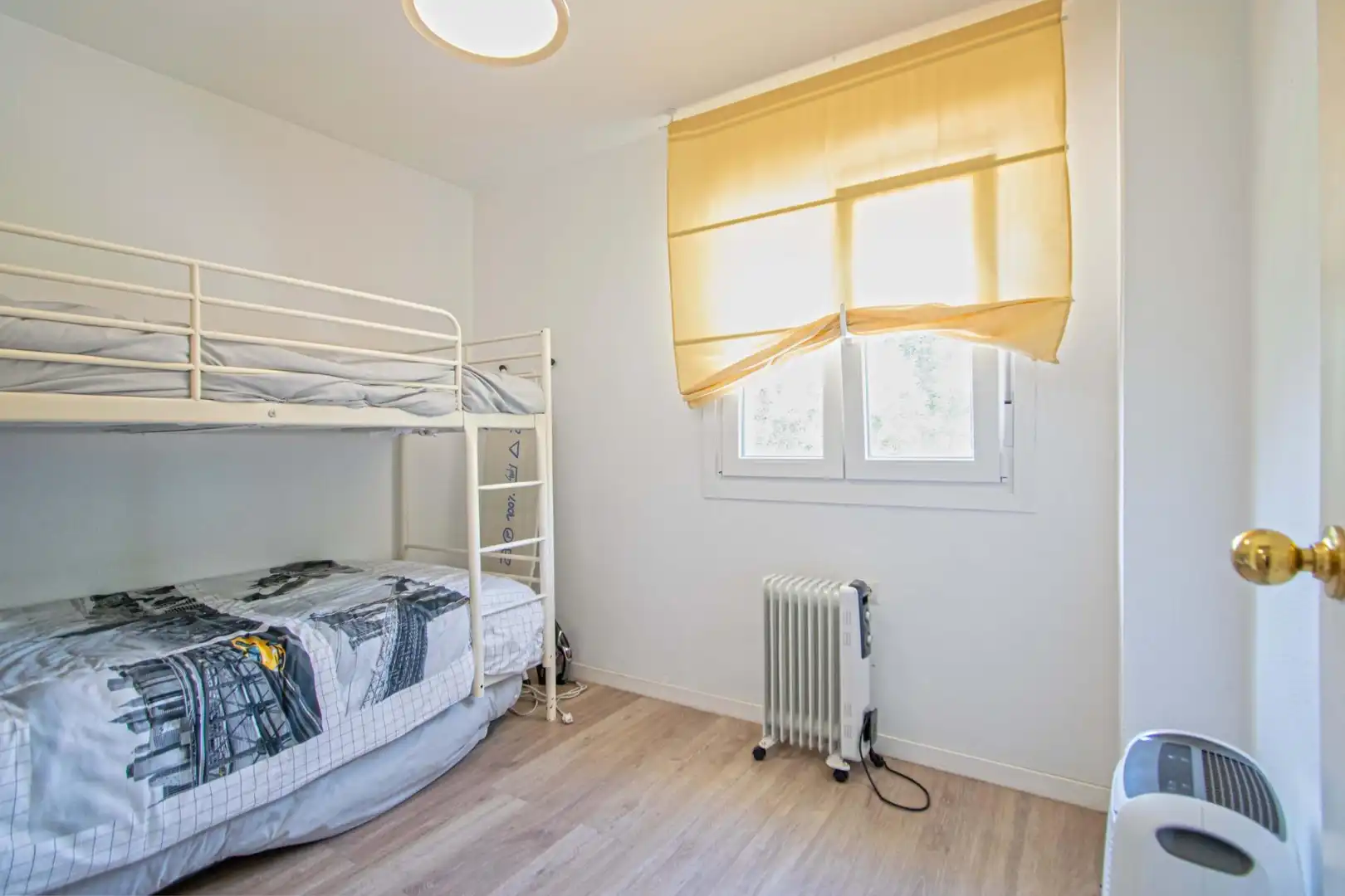 Habitación de Casa adosada en venta en Montequinto con Aire acondicionado y Piscina comunitaria