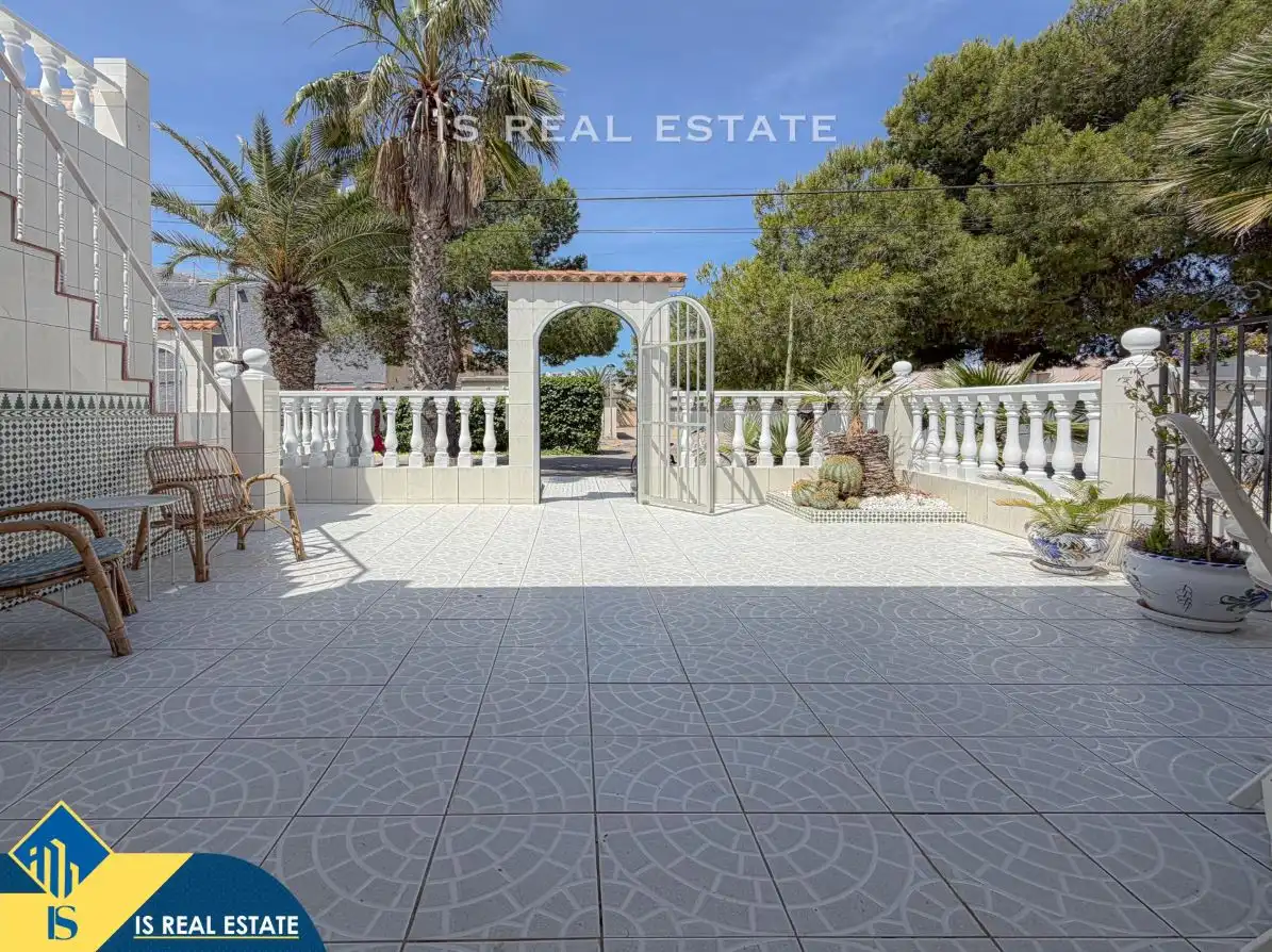Vista exterior de Casa o chalet en venta en Torrevieja con Calefacción, Terraza y Amueblado