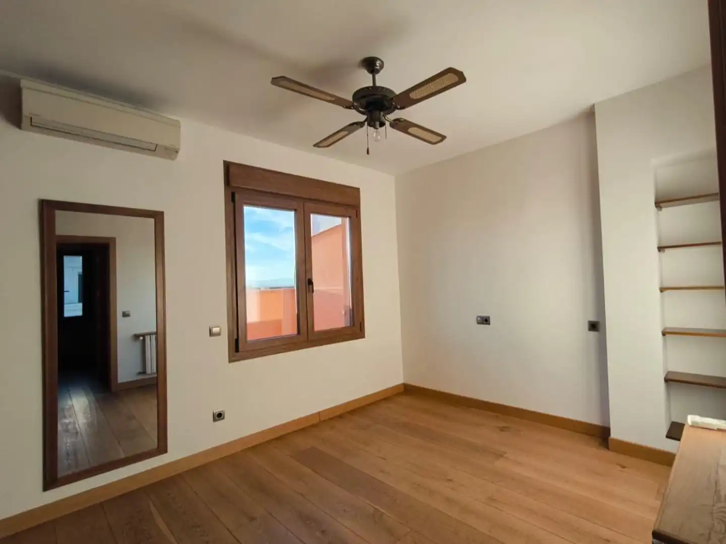 Schlafzimmer von Dachboden zur Miete in  Madrid Capital mit Klimaanlage, Terrasse und Balkon