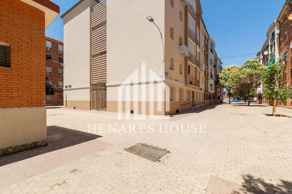 Vista exterior de Pis en venda en Alcalá de Henares amb Calefacció