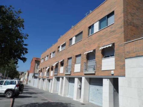 Vista exterior de Casa adosada en venda en Castellar del Vallès amb Aire condicionat