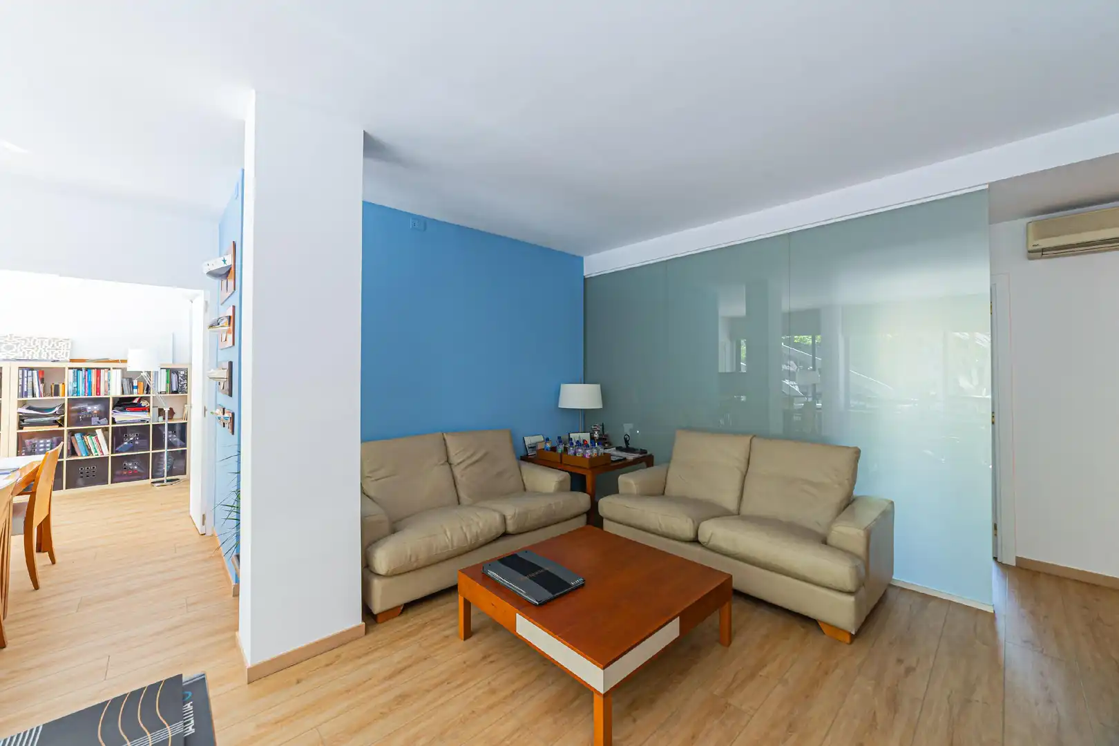 Sala d'estar de Pis en venda en Barcelona amb Aire condicionat, Calefacció i Parquet