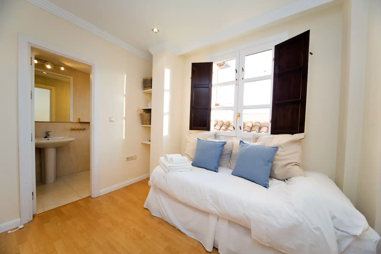 Bedroom of Flat for sale in Granada  with Air Conditioner, Heating and Parquet flooring