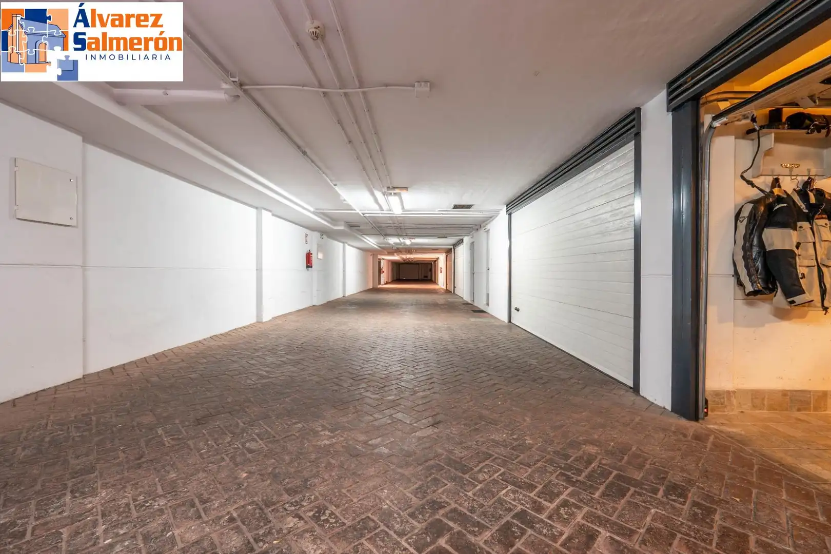 Parking de Casa adosada en venta en Granada con Aire acondicionado y Terraza