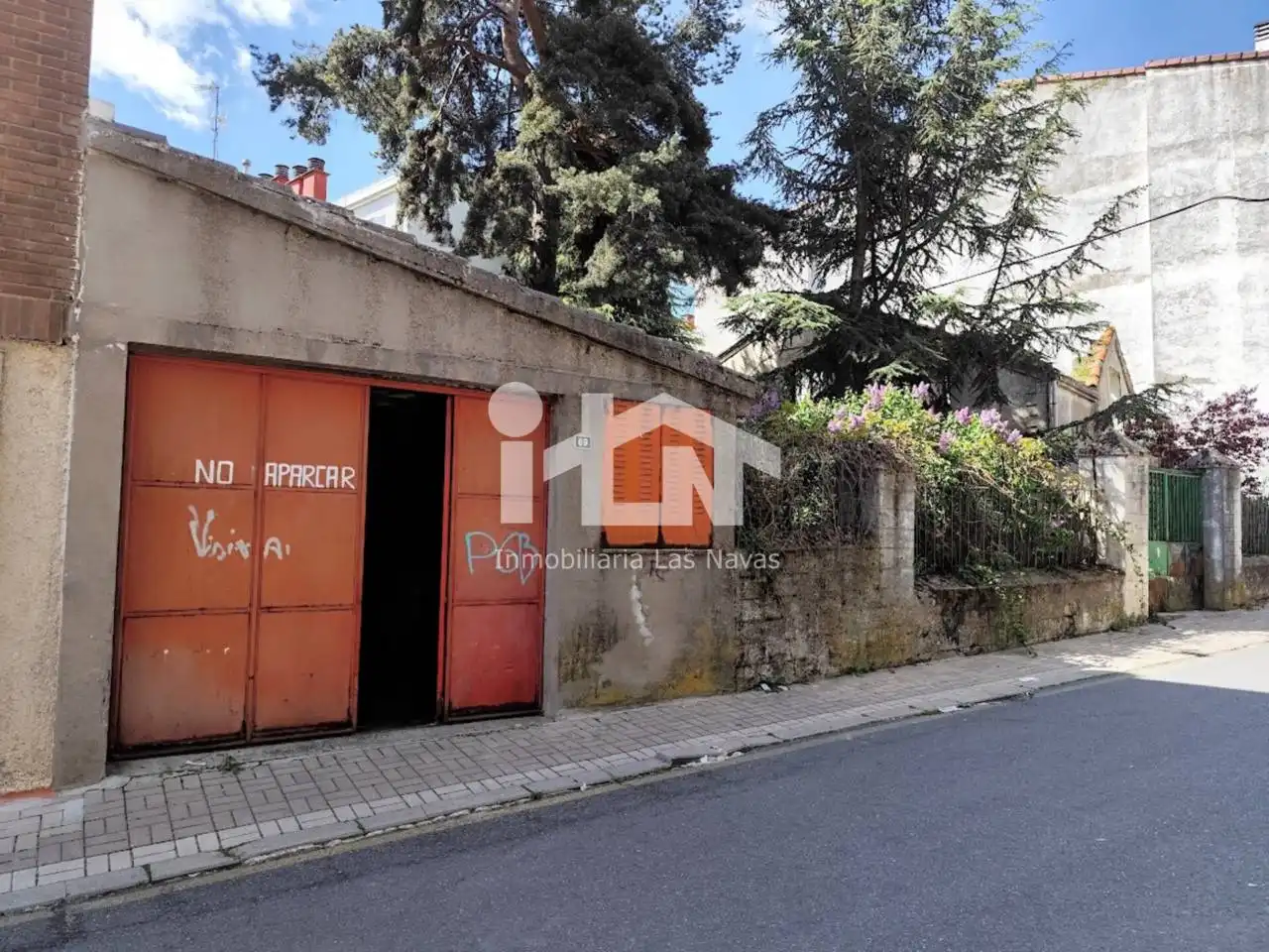 Vista exterior de Casa o xalet en venda en Las Navas del Marqués  amb Jardí privat