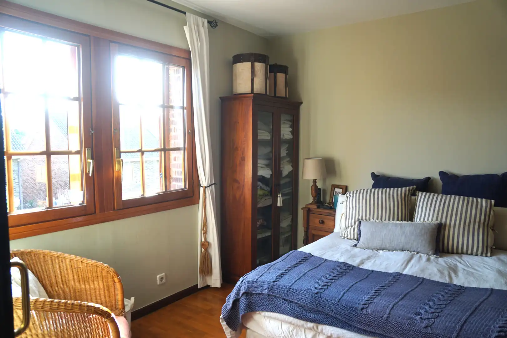 Schlafzimmer von Einfamilien-Reihenhaus zum Verkauf in Badalona mit Klimaanlage, Heizung und Privatgarten