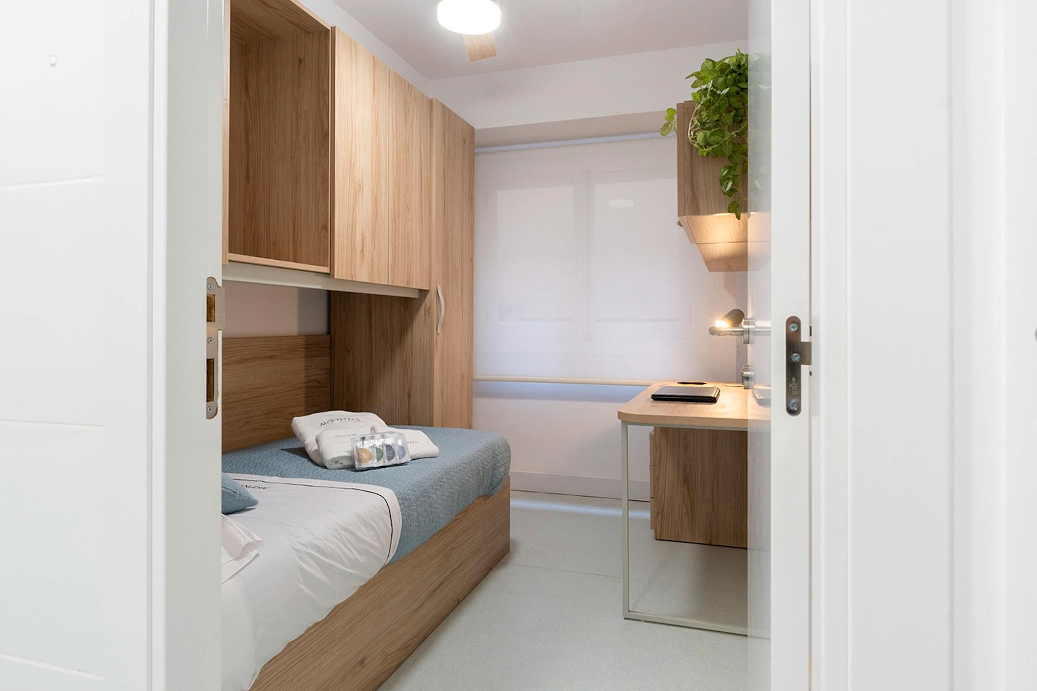 Bedroom of Flat to share in  Valencia Capital  with Washing machine and Internet