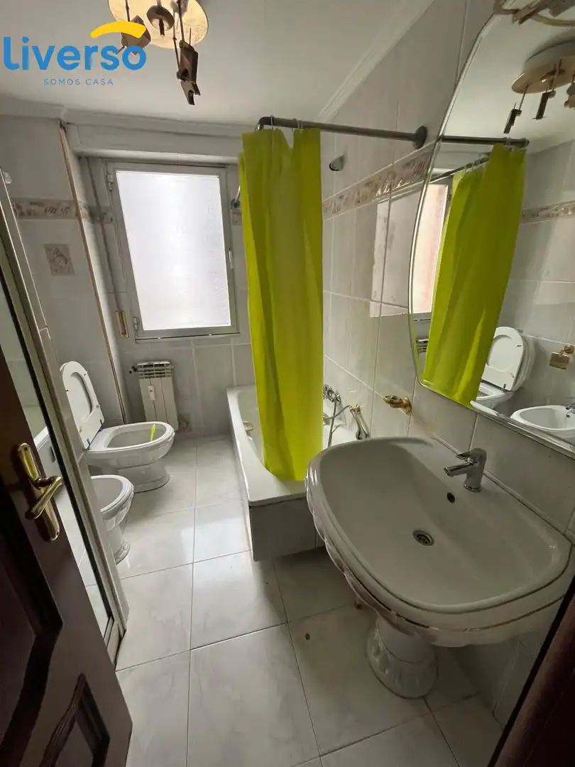Room in Avenida DEL VENA, Reyes Católicos