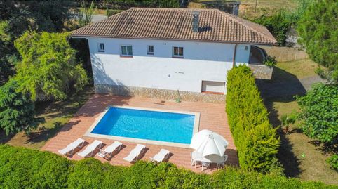 Casa con licencia turistica en venta en Vidreres, amplia y luminosa con jardín y piscina, imatge 2