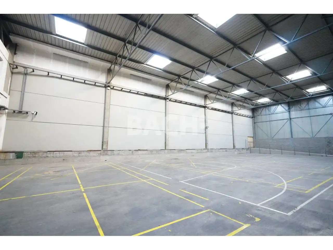 Industrial buildings for rent in Vic