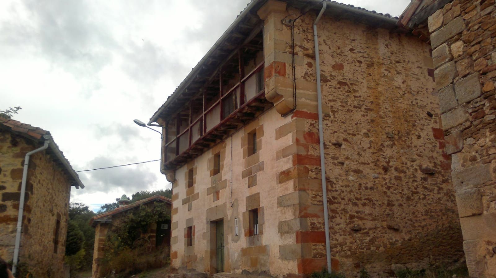 Vista exterior de Casa o xalet en venda en Valle de Manzanedo amb Jardí privat, Moblat i Balcó