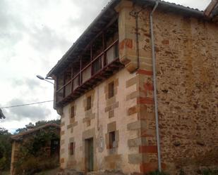 Vista exterior de Casa o xalet en venda en Valle de Manzanedo amb Jardí privat, Moblat i Balcó