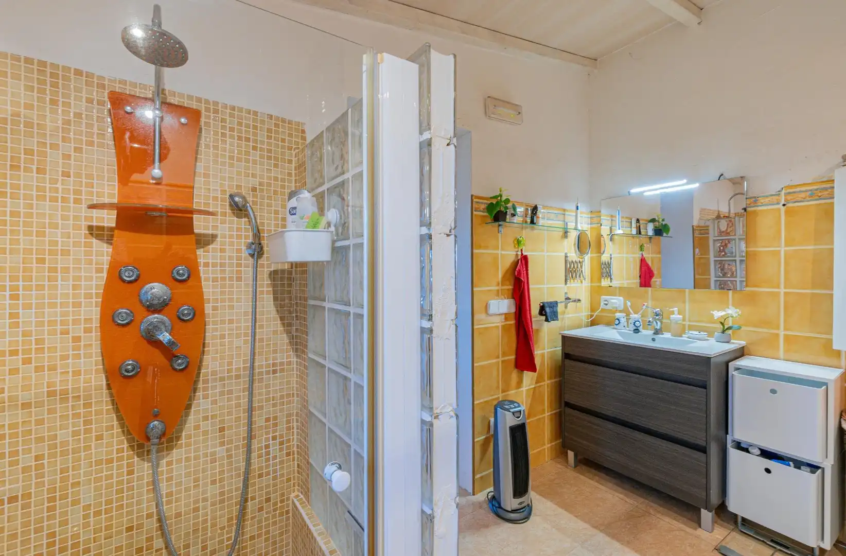 Badezimmer von Country house zum Verkauf in Sineu mit Klimaanlage, Heizung und Privatgarten