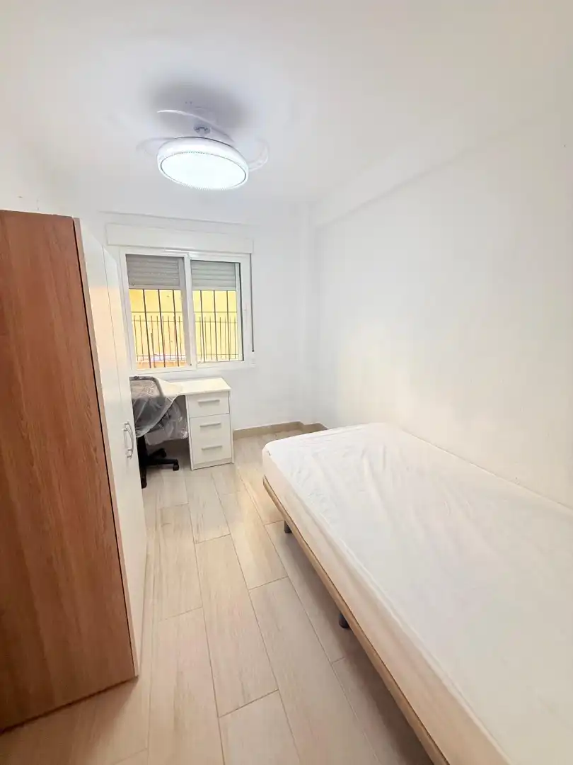 Schlafzimmer von Wohnung zur Miete in Málaga mit Möbliert, Ofen und Waschmaschine