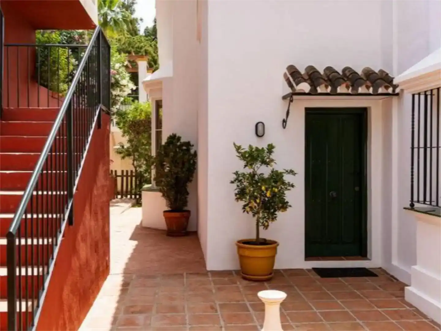 Vista exterior de Casa adosada de lloguer en Mijas amb Aire condicionat, Jardí privat i Piscina