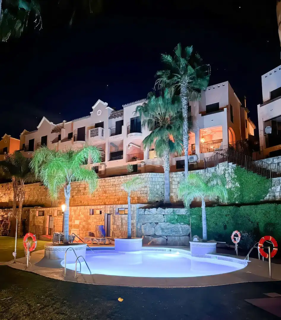 Vista exterior de Casa adosada en venta en Estepona con Aire acondicionado, Terraza y Piscina comunitaria