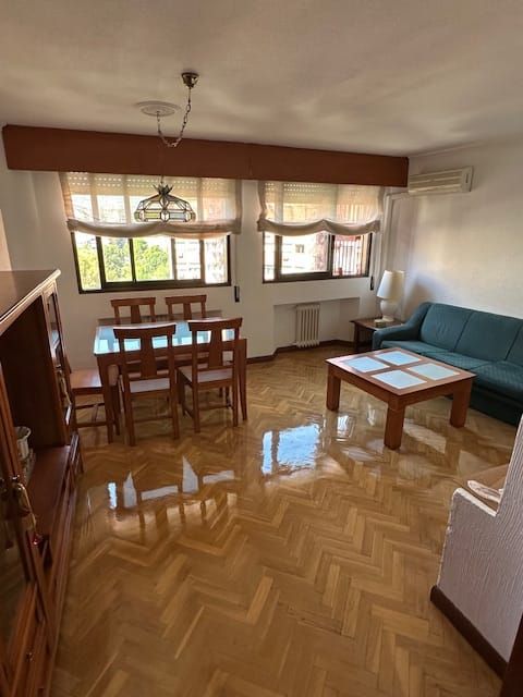 Living room of Flat to rent in  Madrid Capital  with Air Conditioner, Heating and Parquet flooring
