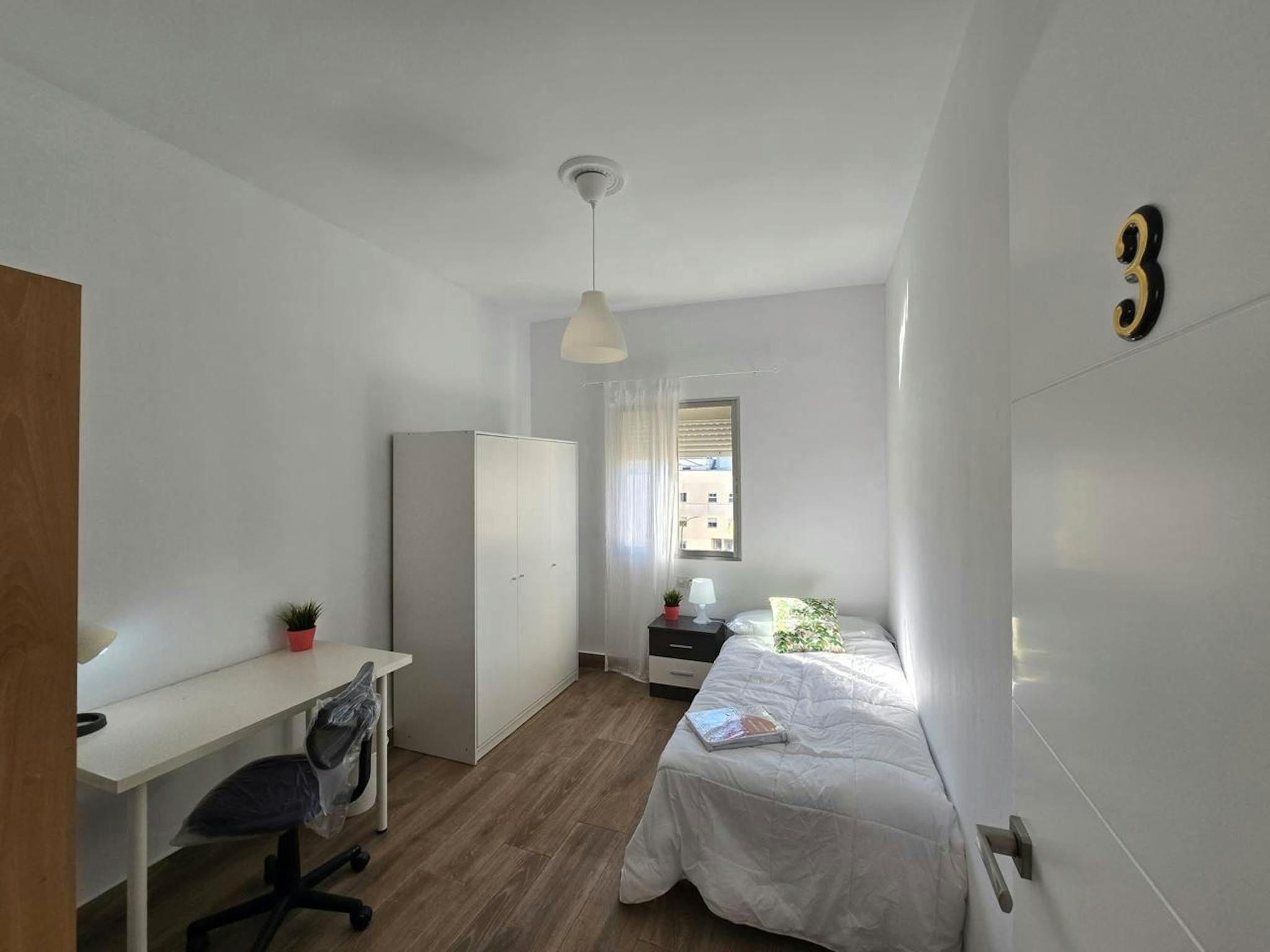 Dormitori de Pis per a compartir en  Sevilla Capital amb Aire condicionat, Calefacció i Moblat