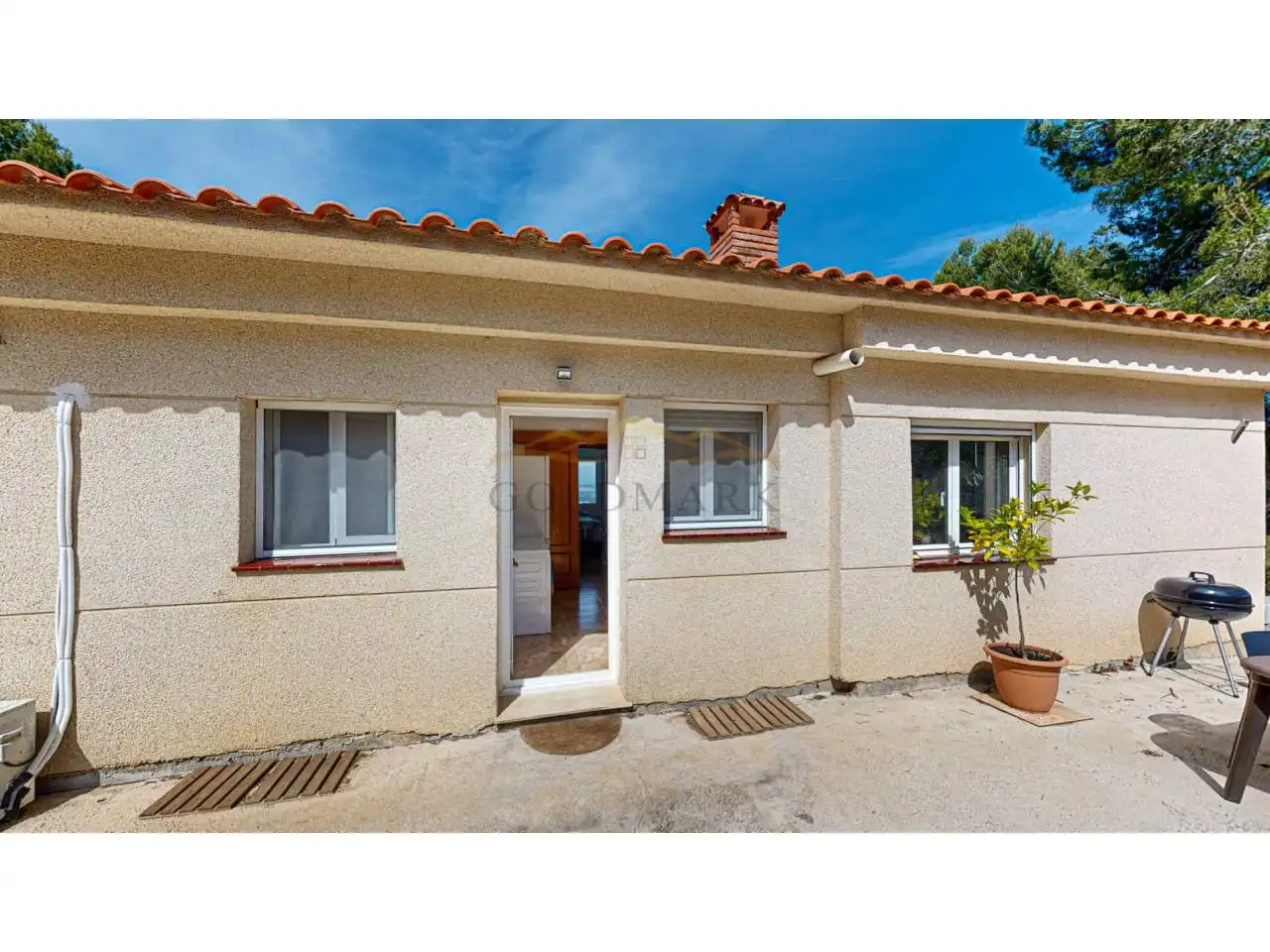 Vista exterior de Casa o xalet en venda en Corbera de Llobregat amb Aire condicionat, Jardí privat i Terrassa