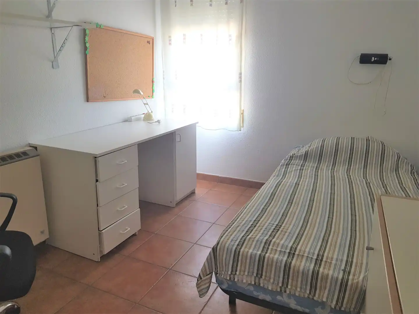 Schlafzimmer von Wohnungen zur untervermieten in Villanueva de la Cañada mit Möbliert, Waschmaschine und Mikrowelle